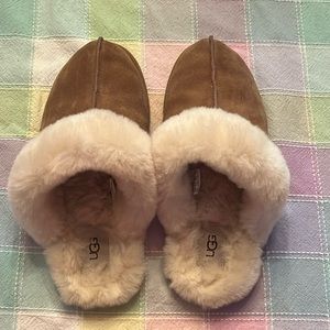 Women’s size 8 chestnut scuffette II UGG slippers.